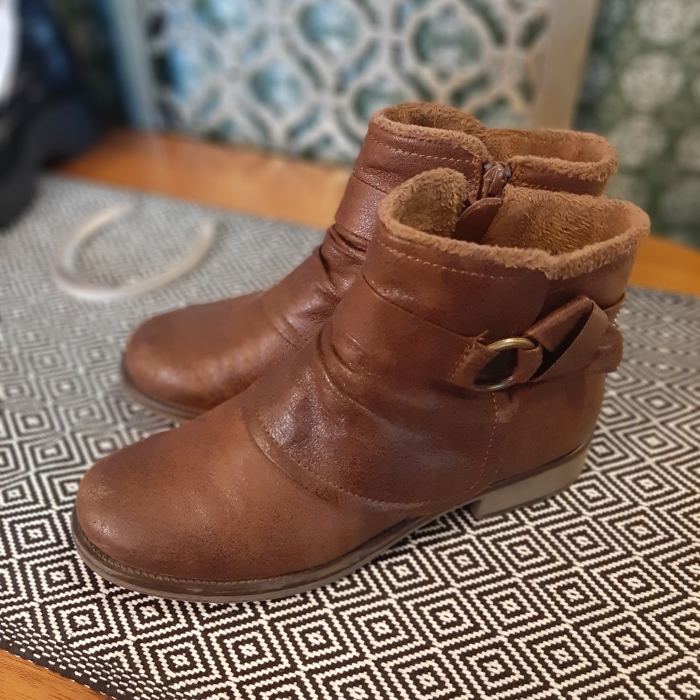 Women's Bare Traps Size 8.5